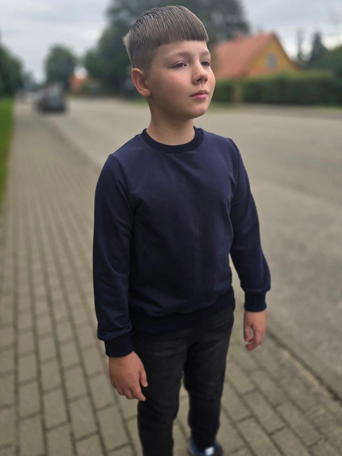 Tamsiai mėlynas mokyklinis džemperis su prisiuvamu mokyklos logotipu